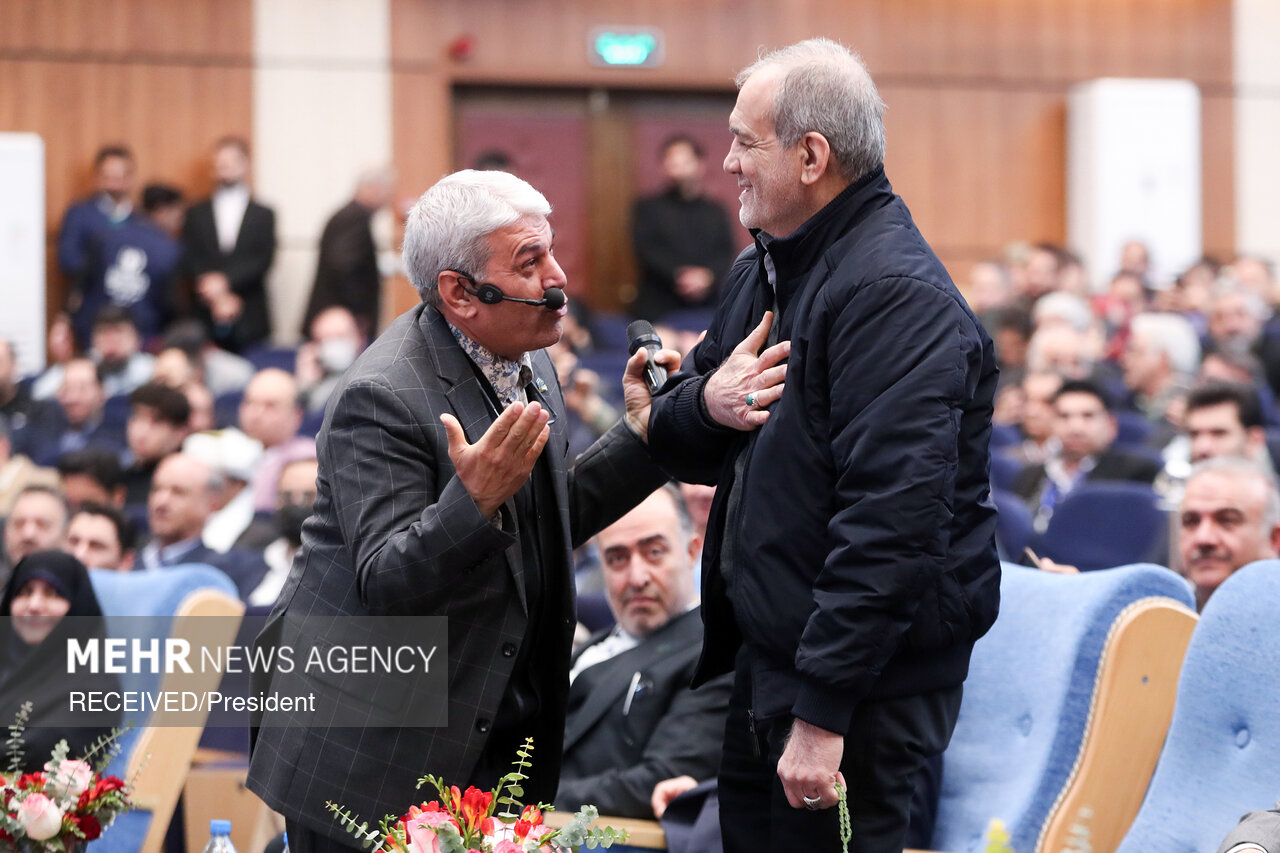 حضور پزشکیان در همایش ملی تکریم خیرین مدرسه‌ساز