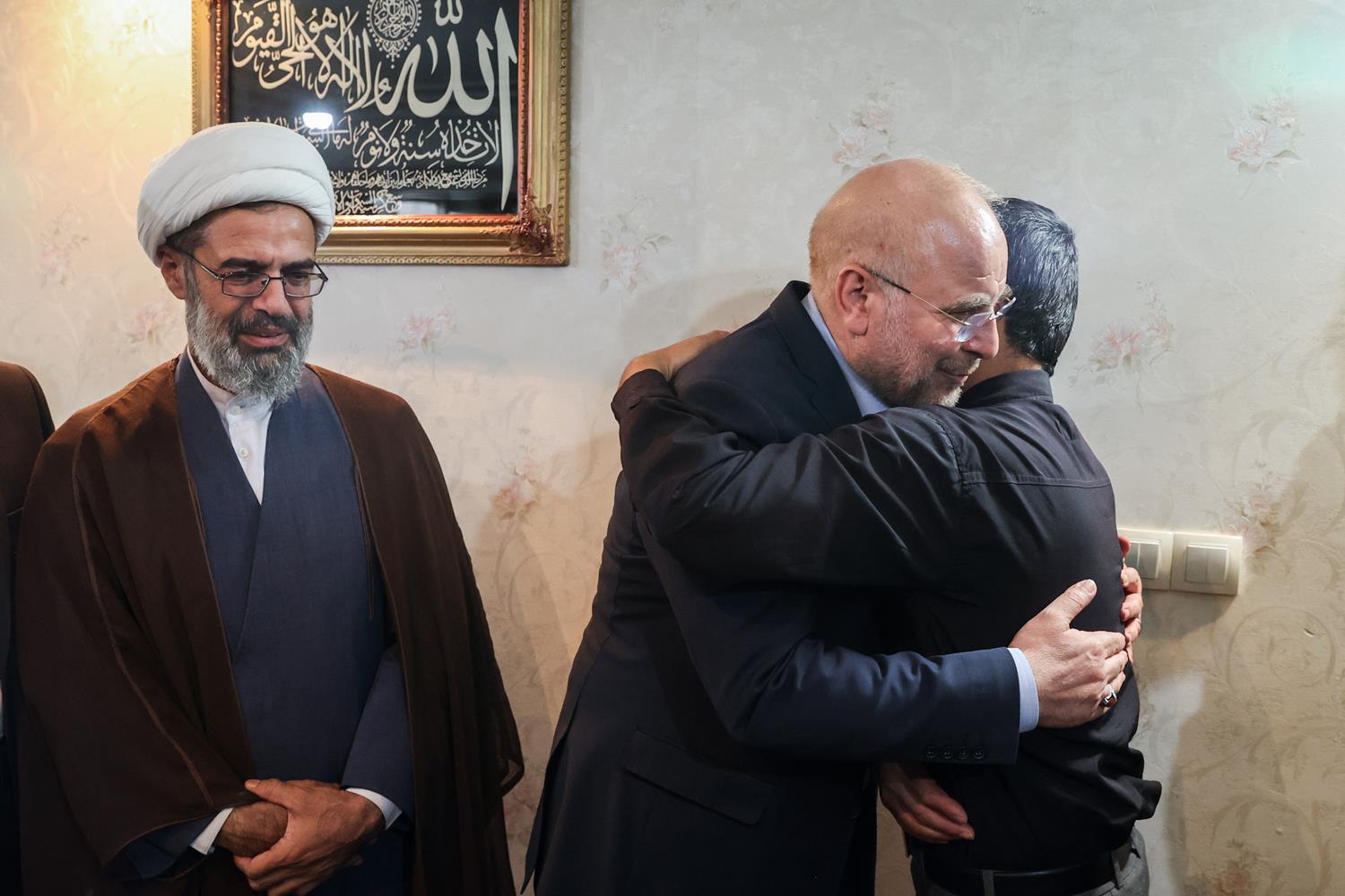 حضور قالیباف در منزل شهید مرزبان «محمدمهدی احمدی»