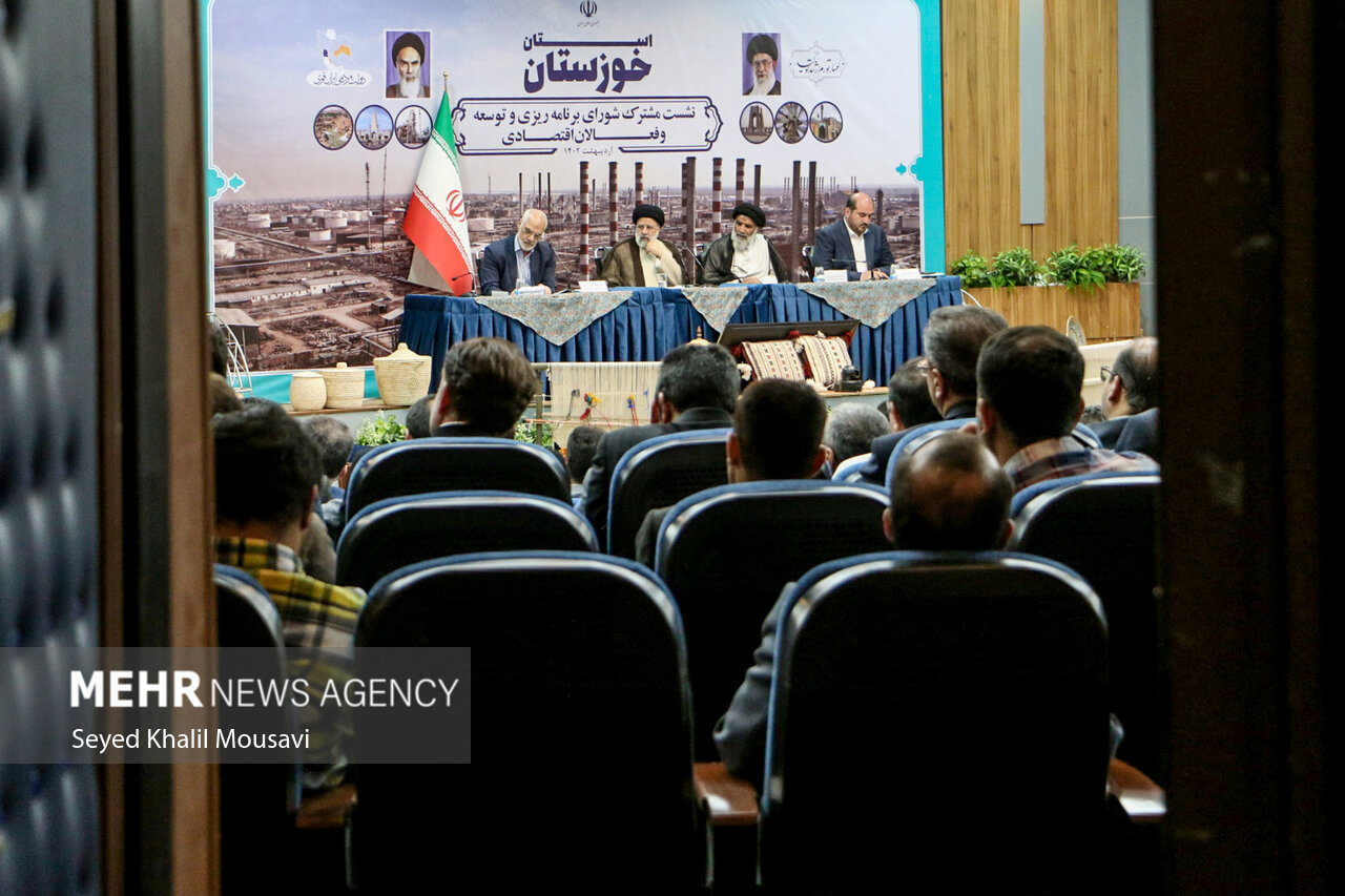 نشست شورای برنامه‌ریزی و توسعه و فعالان اقتصادی خوزستان با حضور رئیسی