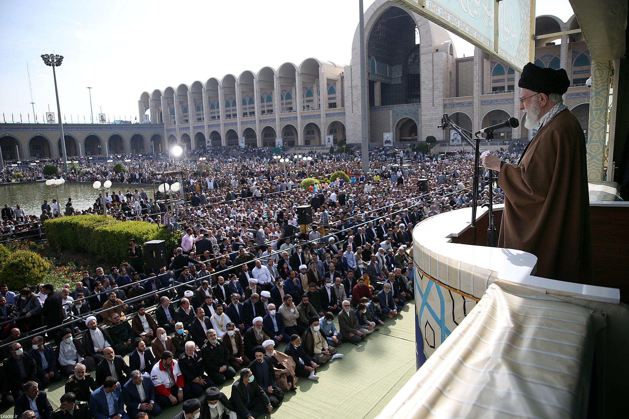 اقامه نماز عید فطر به امامت مقام معظم رهبری