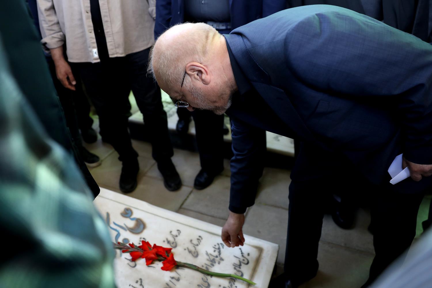 حضور رئیس مجلس در گلزار شهدای بوئین‌زهرا