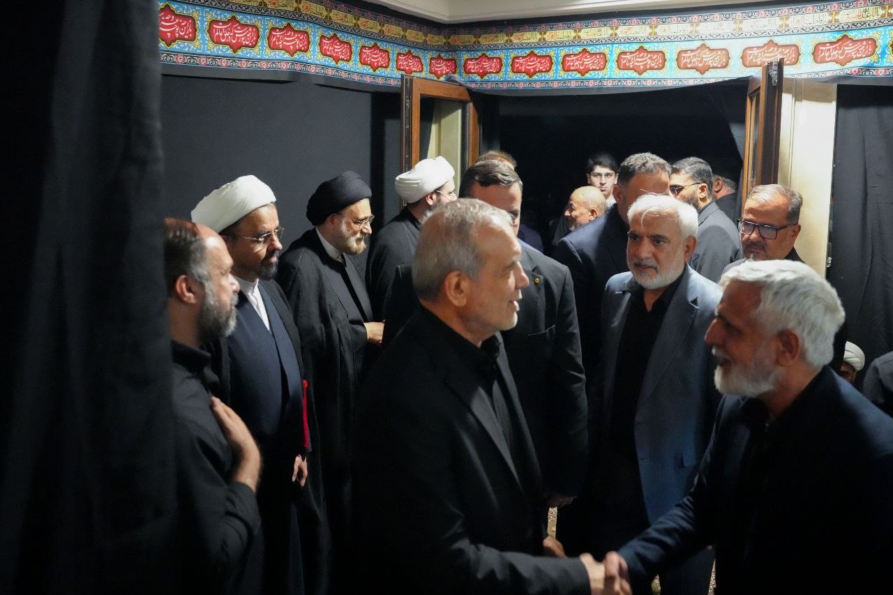 حضور پزشکیان در مراسم روضه خانگی شهید علی لاریجانی