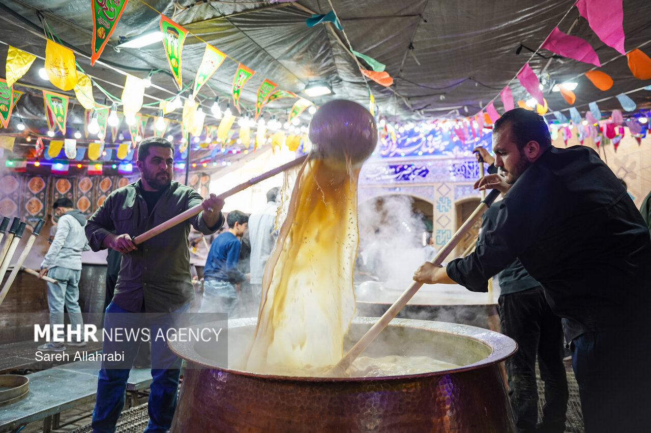 پخت ۵۰ تن سمنو در شیراز