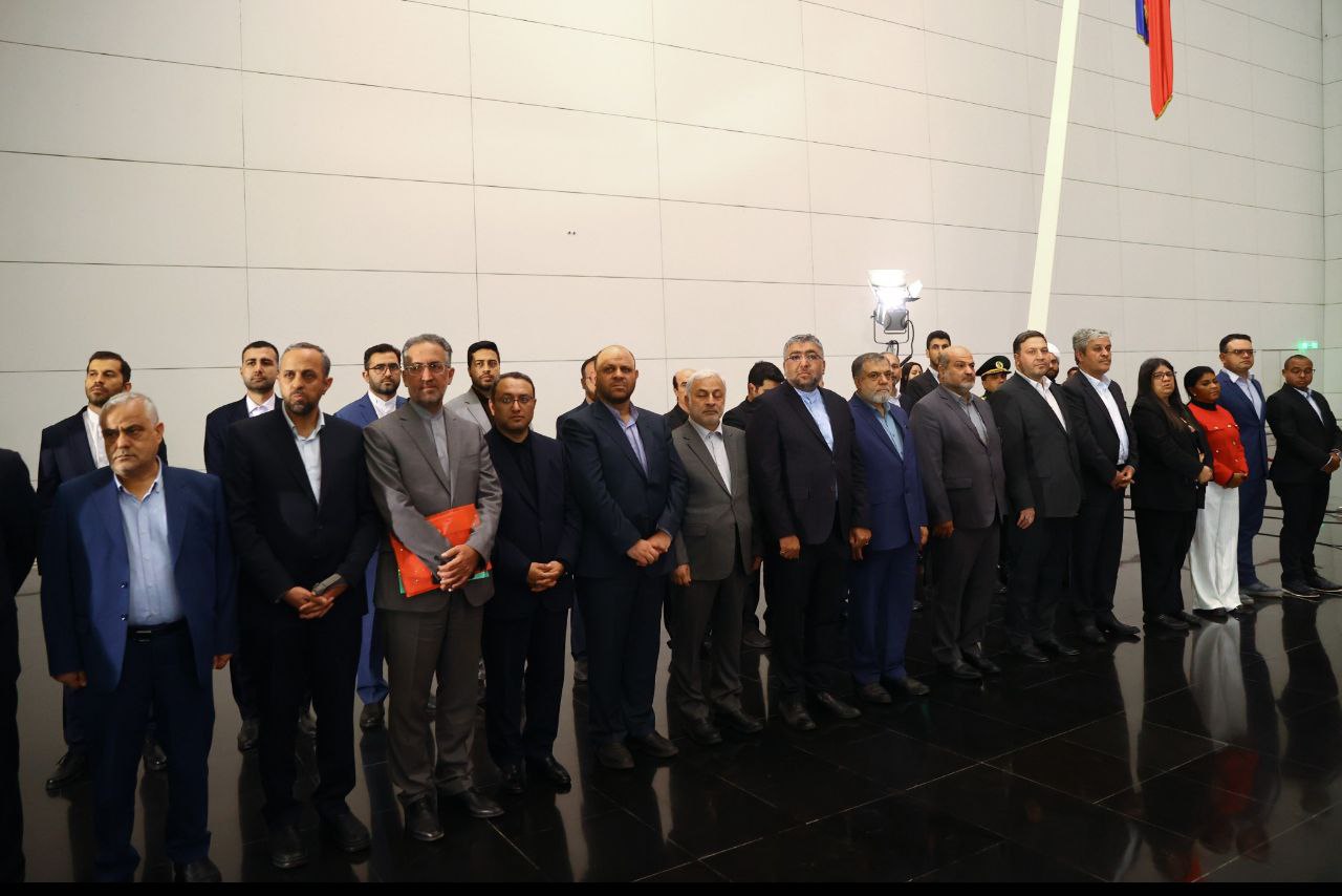 ادای احترام رئیس مجلس و هیئت پارلمانی ایران به سیمون بولیوار