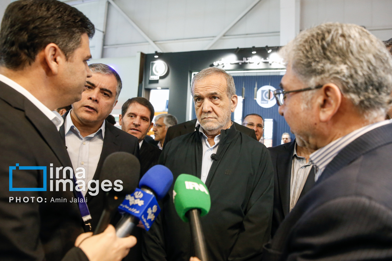 بازدید رئیس‌جمهور از نمایشگاه صنعت نفت