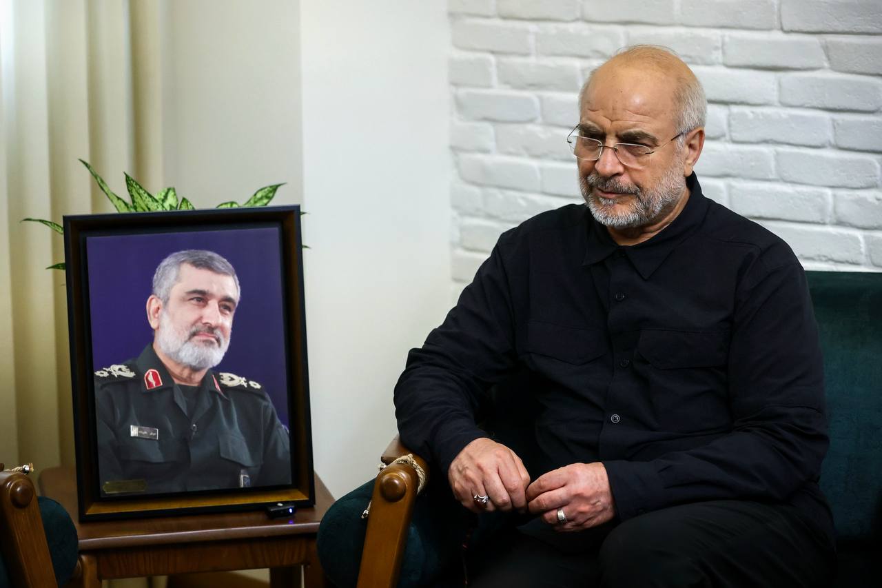 حضور قالیباف در منزل سرلشکر شهید حاجی‌زاده