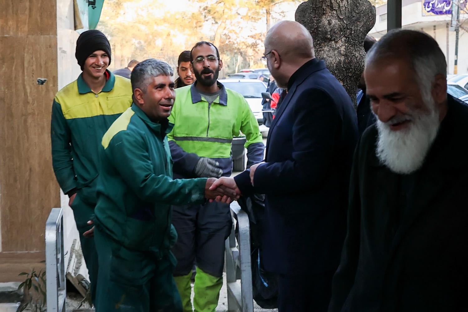 حضور قالیباف در گلزار شهدای بهشت زهرا(س) و گفت‌وگوی چهره به چهره با خانواده شهدا