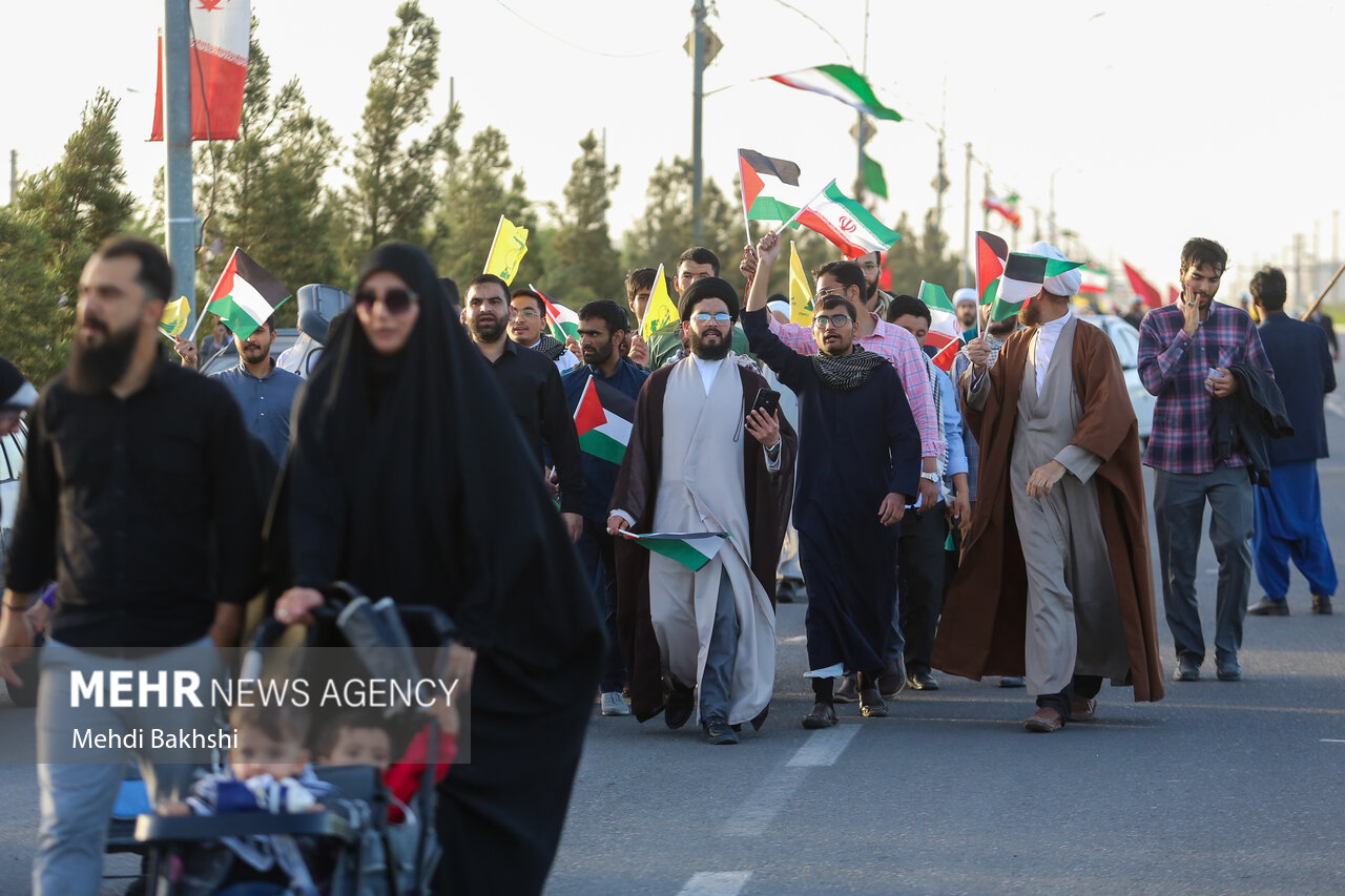راهپیمایی «انا علی العهد» در طریق المهدی قم