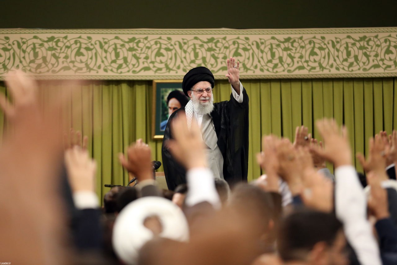 دیدار هزاران نفر از معلمان با رهبر انقلاب