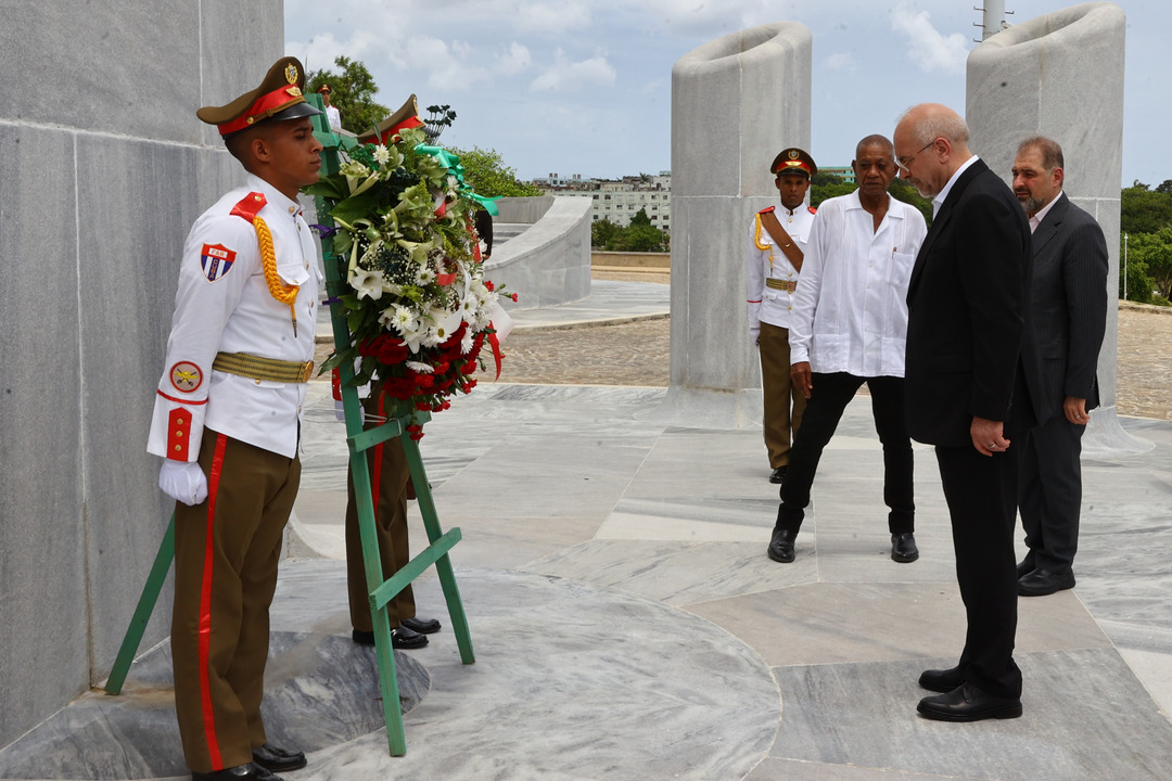 بدرقه قالیباف توسط رئیس و نایب‌رئیس مجلس کوبا