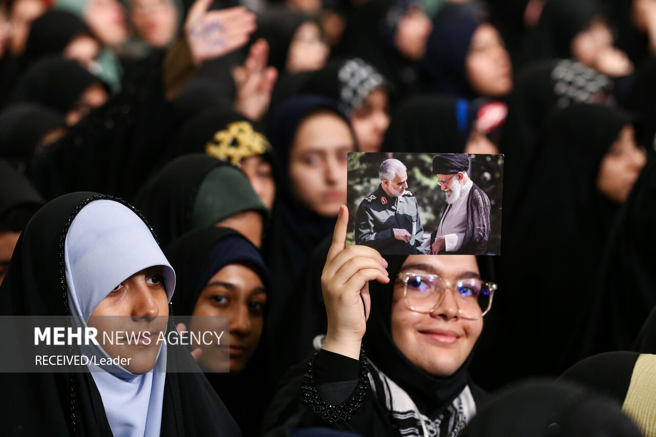 دیدار دانش‌آموزان و دانشجویان با رهبر انقلاب
