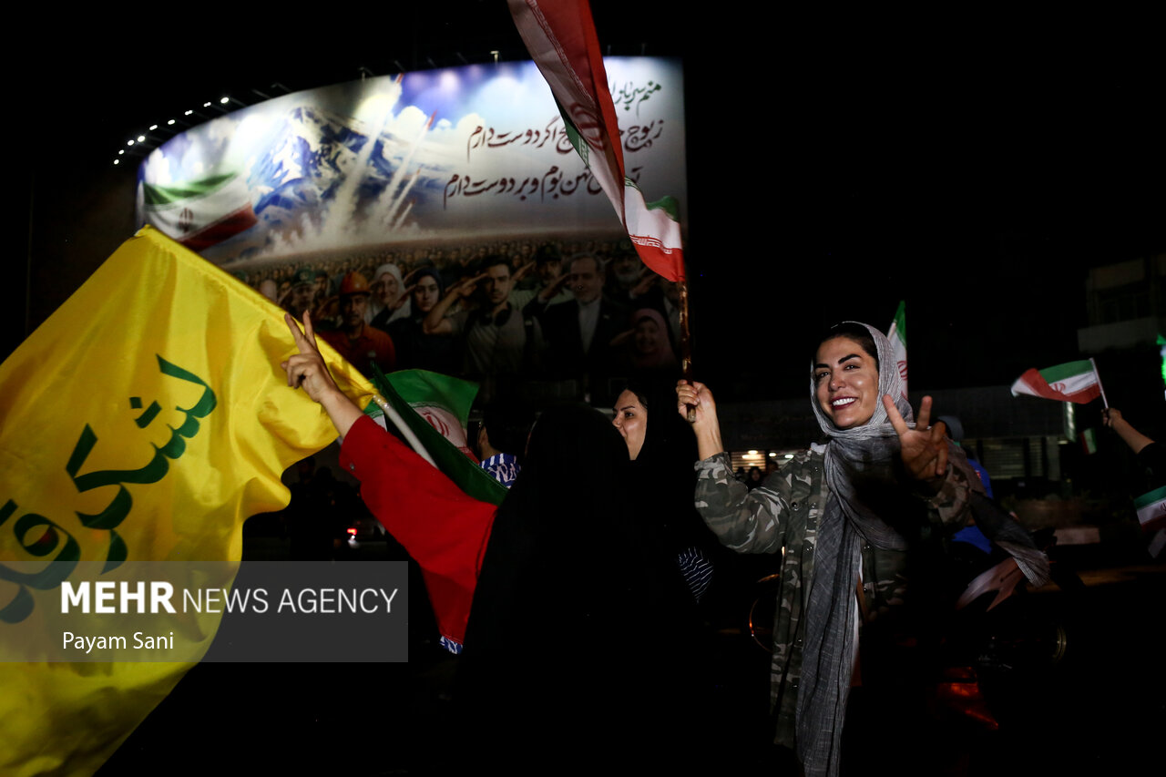 شادی مردم تهران پس از عملیات بشارت فتح