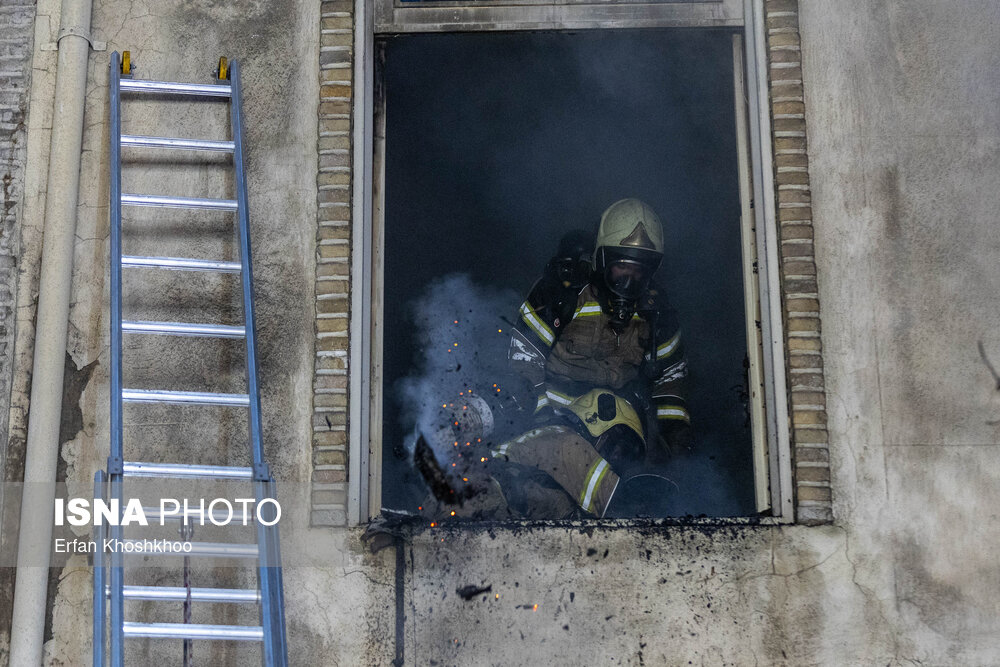 آتش‌سوزی انبار لوازم الکترونیکی در لاله‌زار