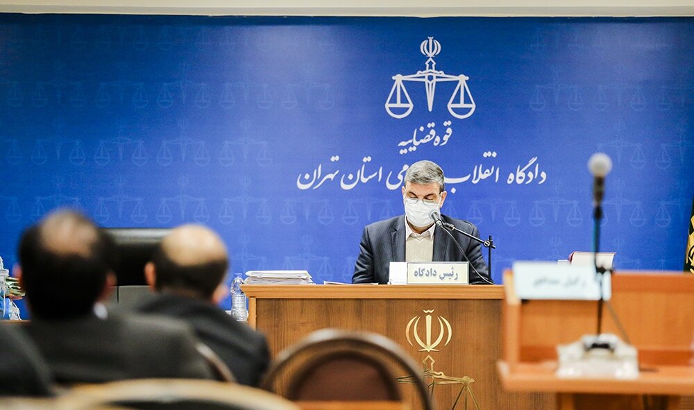 جلسه دادگاه کروز