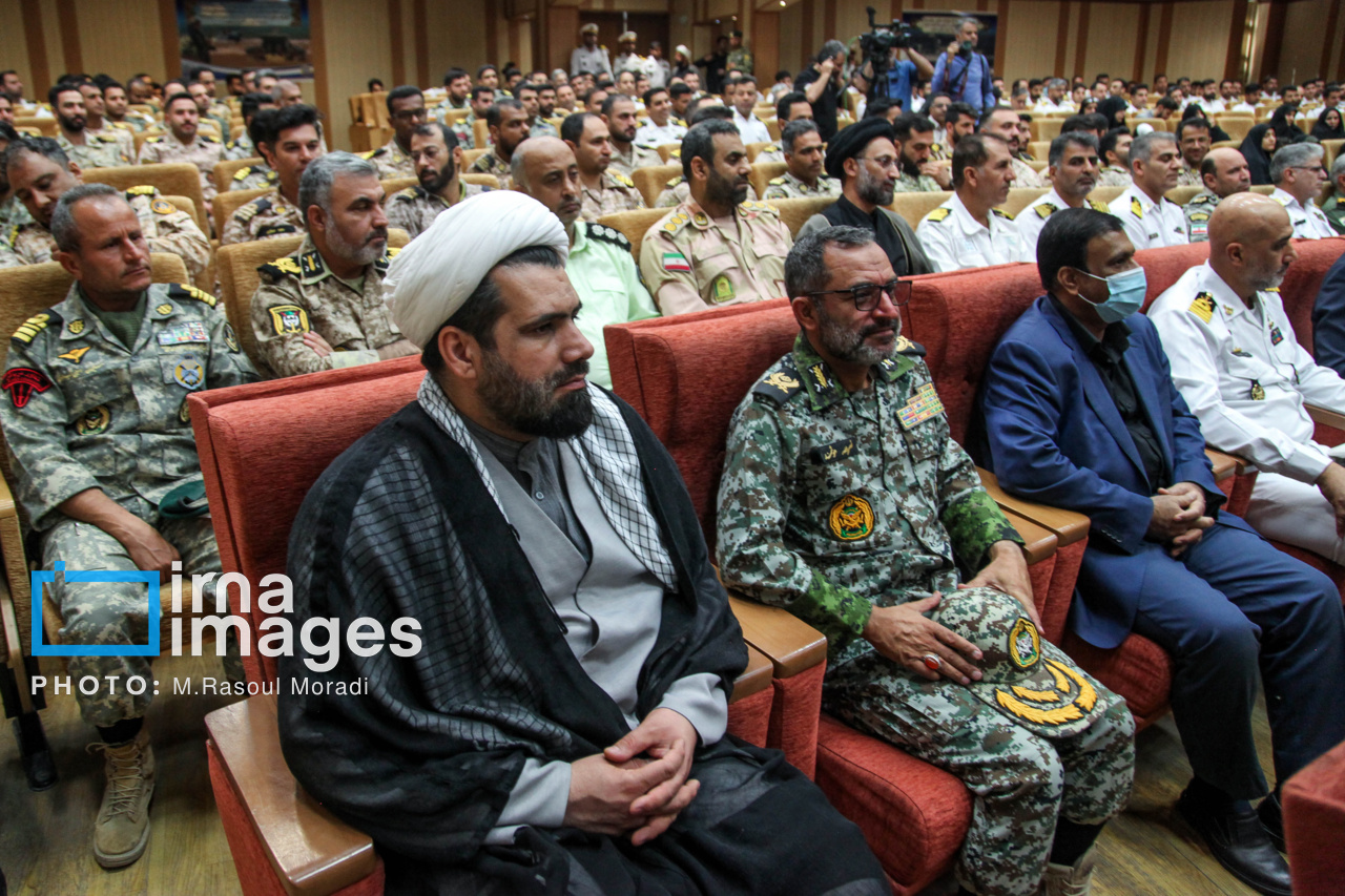 نشان فداکاری رهبر انقلاب به شهدای ناوشکن سهند