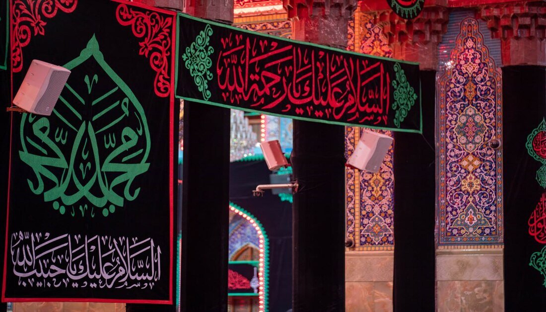 نصب کتیبه های عزا در حرم امام حسین(ع)