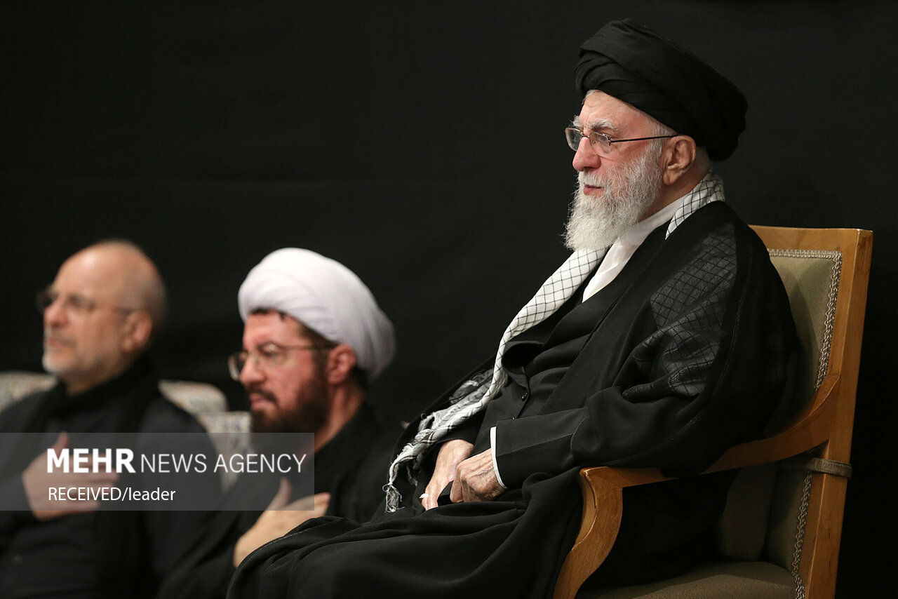  حضور رهبر انقلاب در حسینیه امام خمینی(ره) در مراسم عزاداری شب عاشورای حسینی