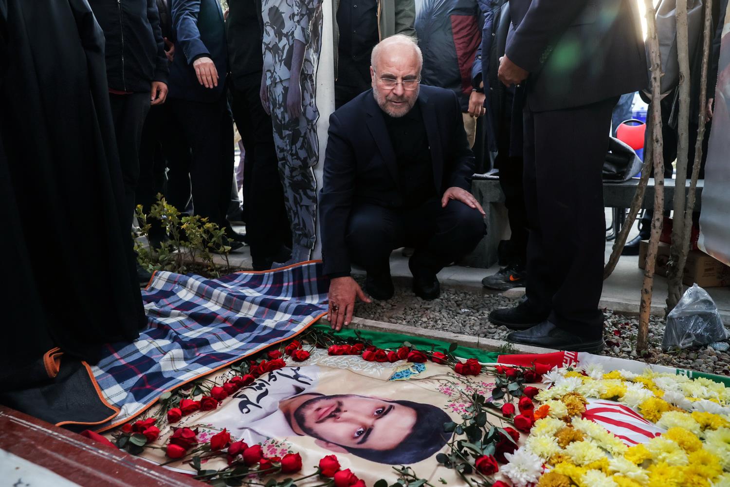 حضور قالیباف در گلزار شهدای بهشت زهرا(س) و گفت‌وگوی چهره به چهره با خانواده شهدا