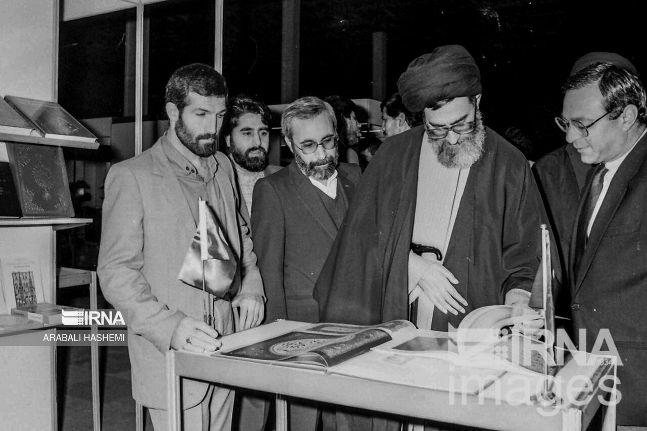 بازدیدهای رهبر انقلاب از سی و سه دوره نمایشگاه کتاب تهران