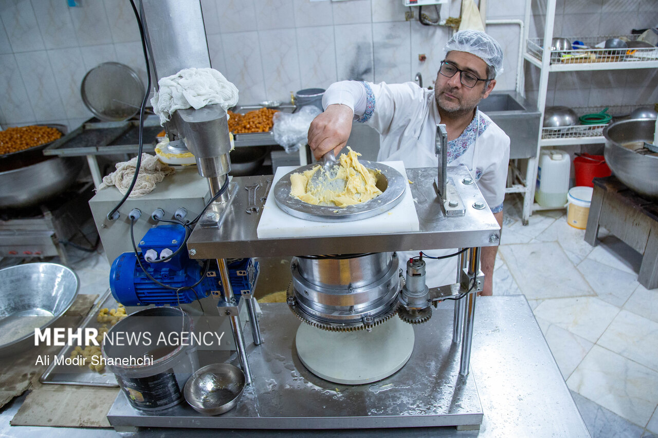 ضیافت زولبیا و بامیه در مشهد