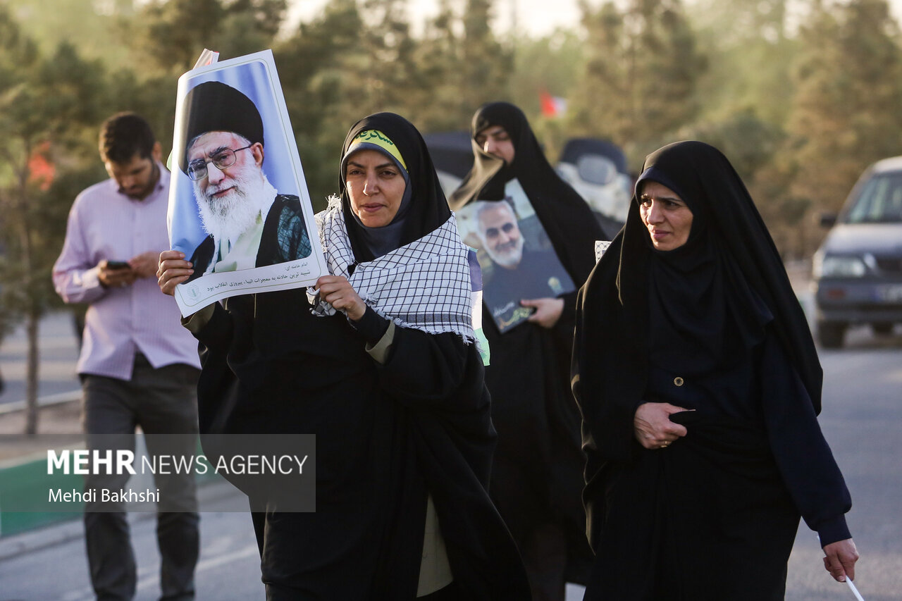 راهپیمایی «انا علی العهد» در طریق المهدی قم
