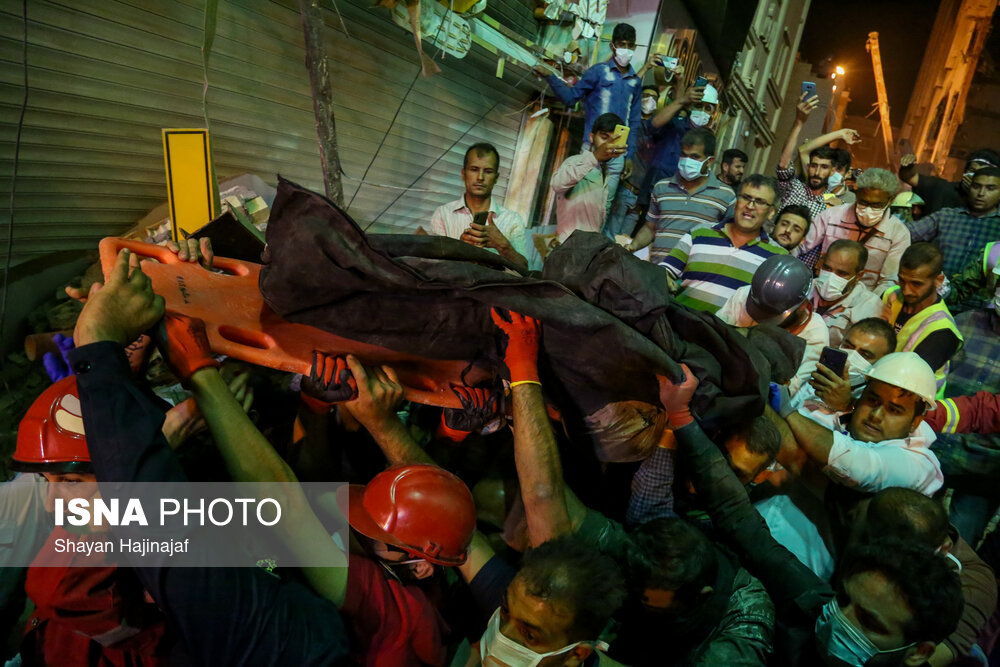 تلاش شبانه برای جستجوی افراد گرفتار در ساختمان متروپل