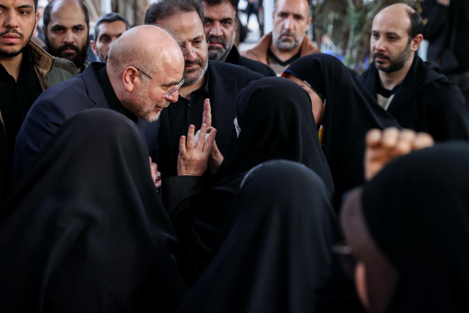 حضور قالیباف در گلزار شهدای بهشت زهرا(س) و گفت‌وگوی چهره به چهره با خانواده شهدا