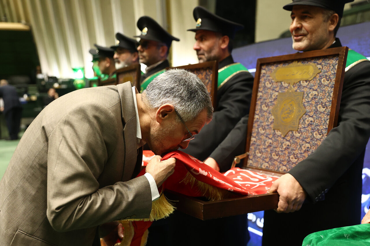 حضور خادمان مسجد جمکران در صحن علنی مجلس