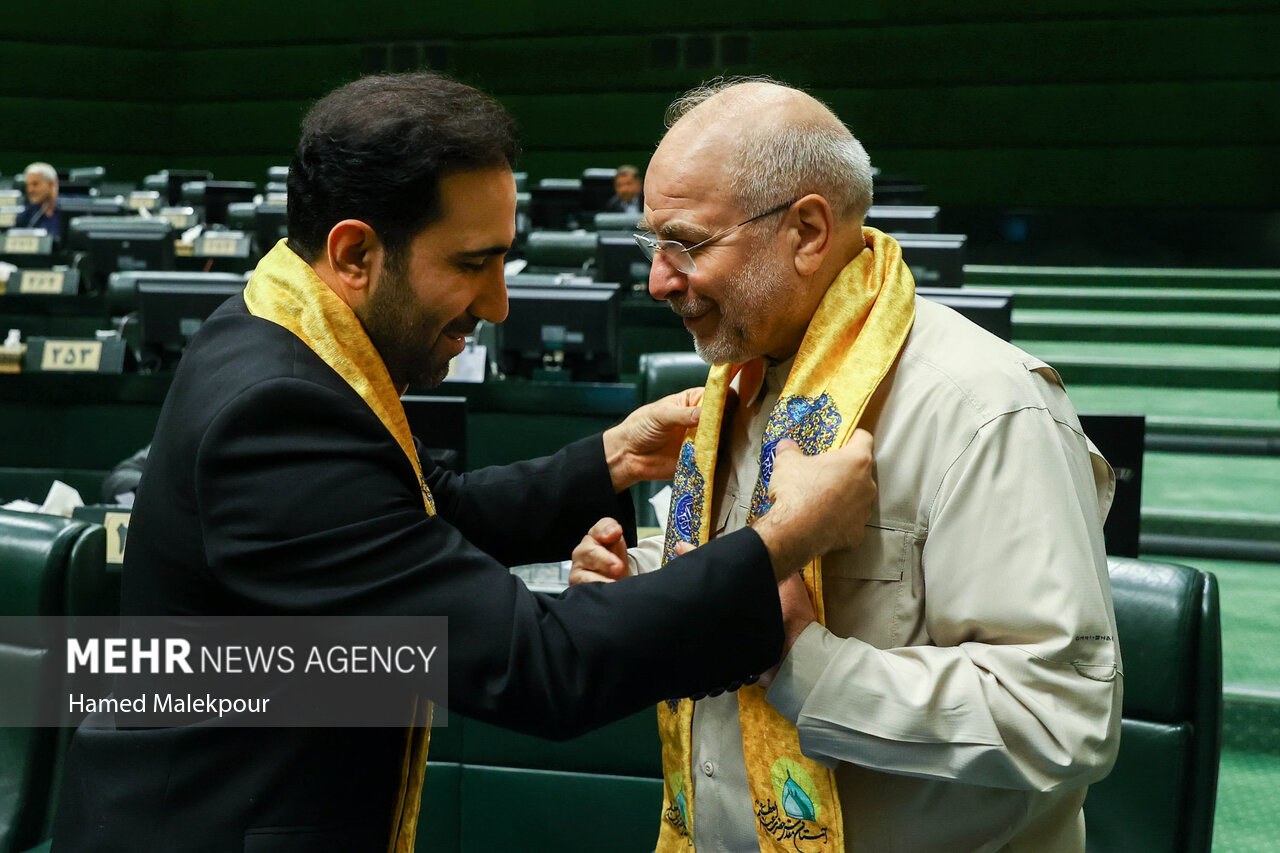 خادمان حرم حضرت عبدالعظیم در صحن مجلس