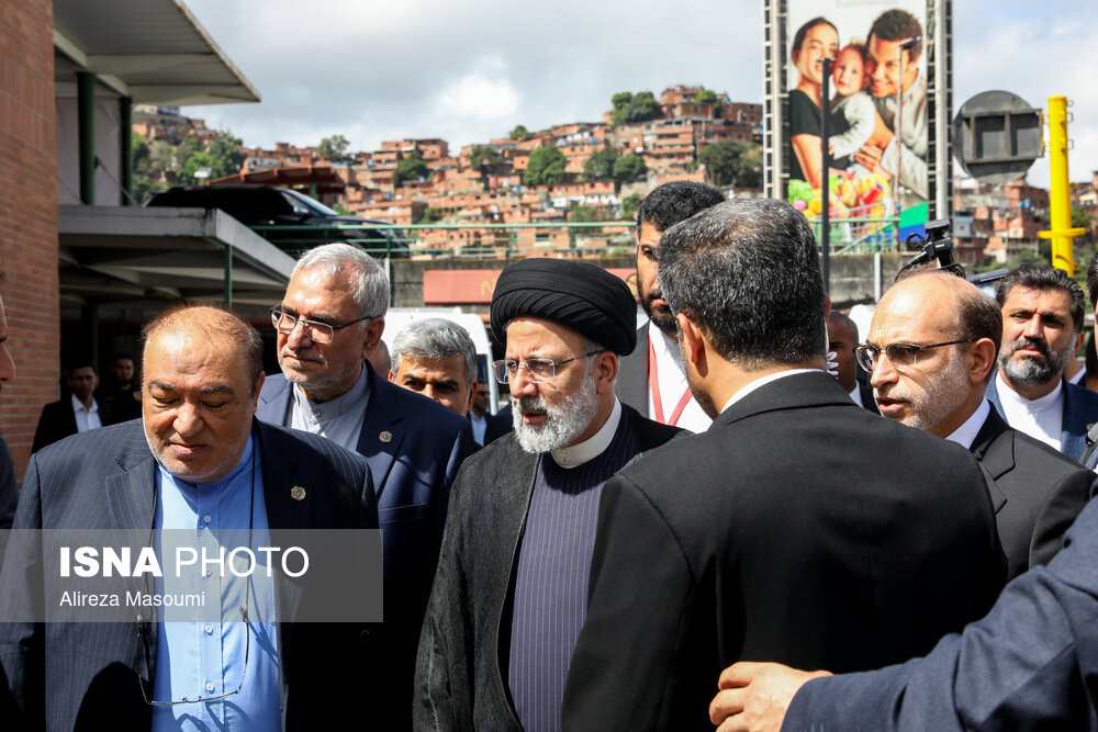  بازدید رئیس جمهور از فروشگاه مگاسیس و نمایشگاه علمی فناوری در کاراکاس