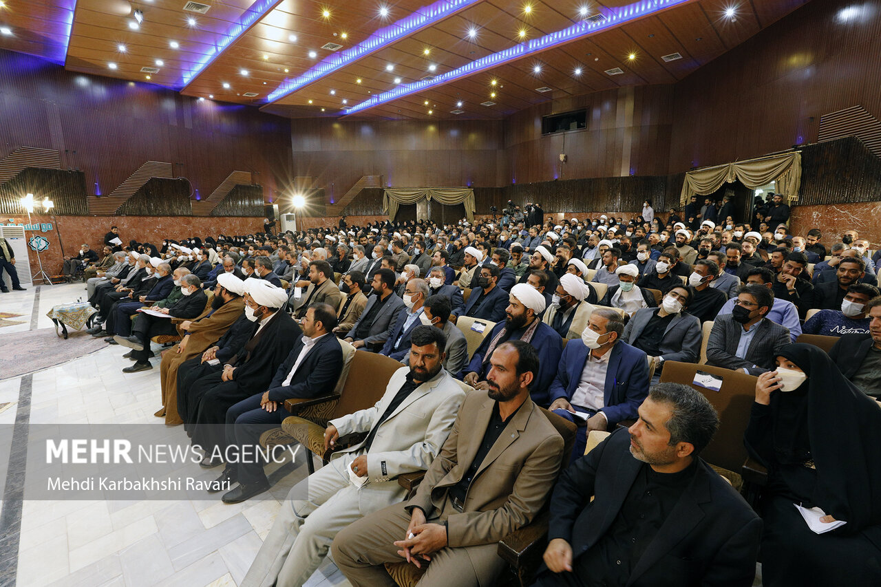 دیدار رئیس جمهور با خانواده شهدا، ایثارگران و نخبگان کرمان