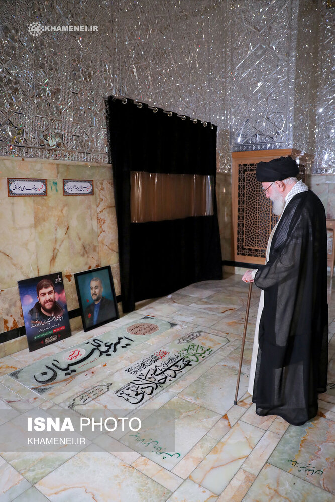 حضور رهبر انقلاب بر مزار شهیدان امیرعبداللهیان، موسوی، جلادتی و زمانی‌نیا
