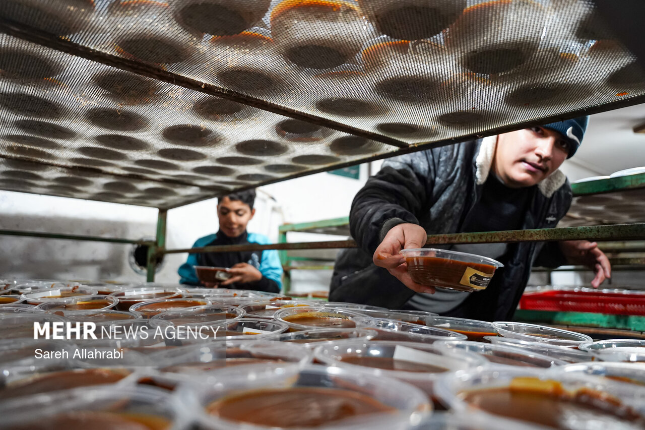 پخت ۵۰ تن سمنو در شیراز
