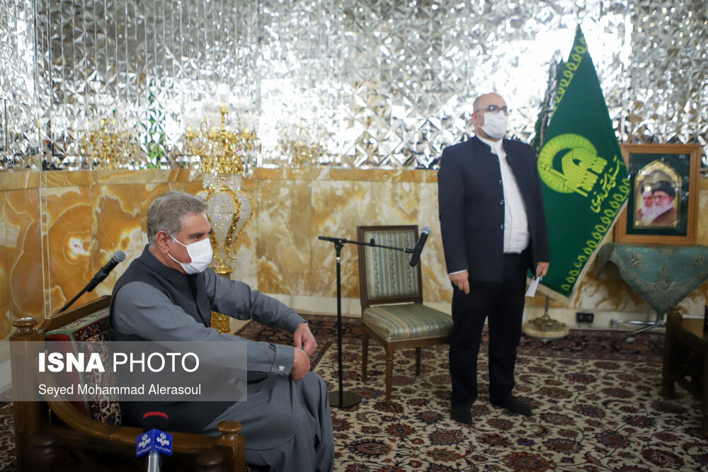 شاه محمود قریشی در حال زیارت حرم مطهر دضوی