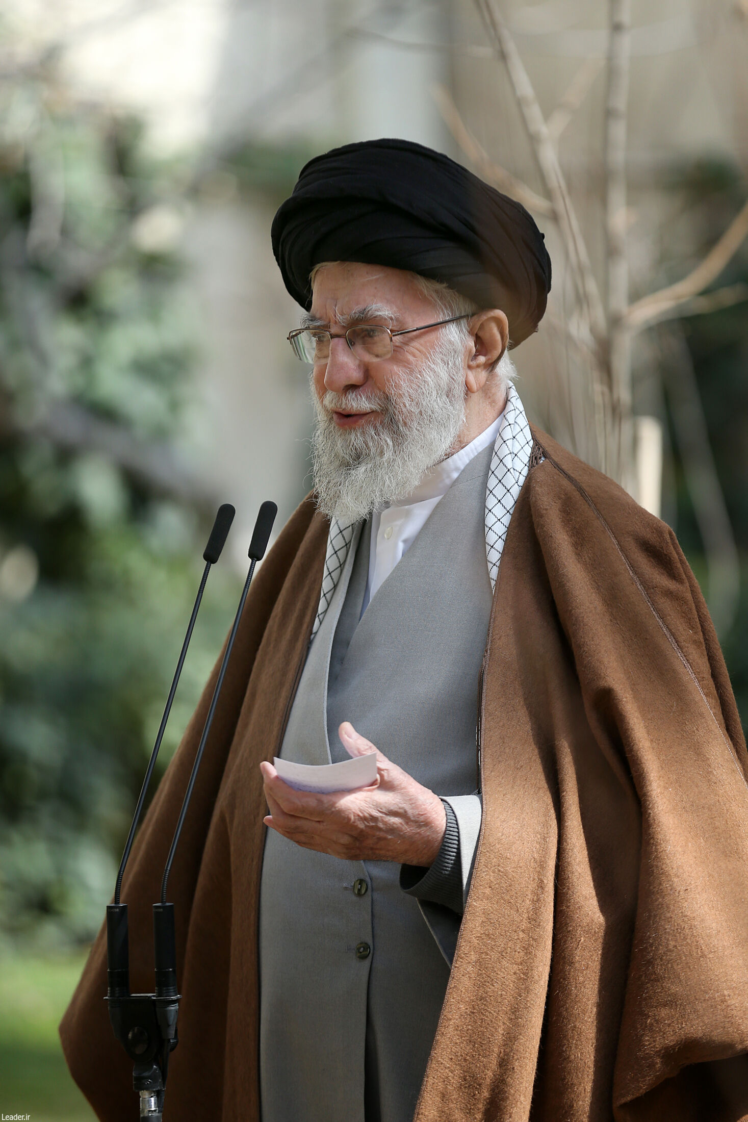 رهبر انقلاب در روز درختکاری