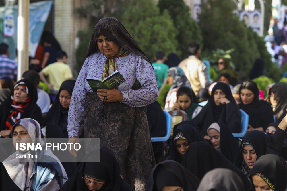 مراسم دعای عرفه در گلزار شهدای کرمان
