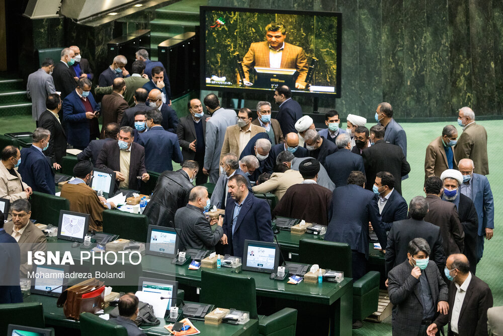 وزیر کار با پای شکسته در جلسه امروز مجلس
