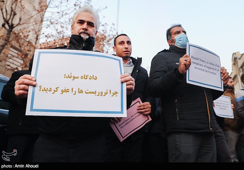 تجمع اعتراضی علیه حکم حمید نوری مقابل سفارت سوئد