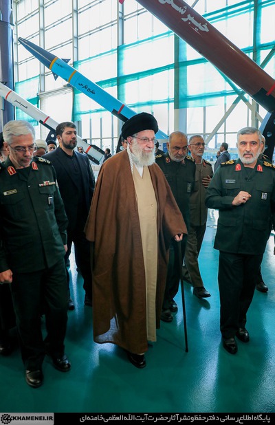 بازدید فرمانده کل قوا از نمایشگاه دستاوردهای نیروی هوافضای سپاه