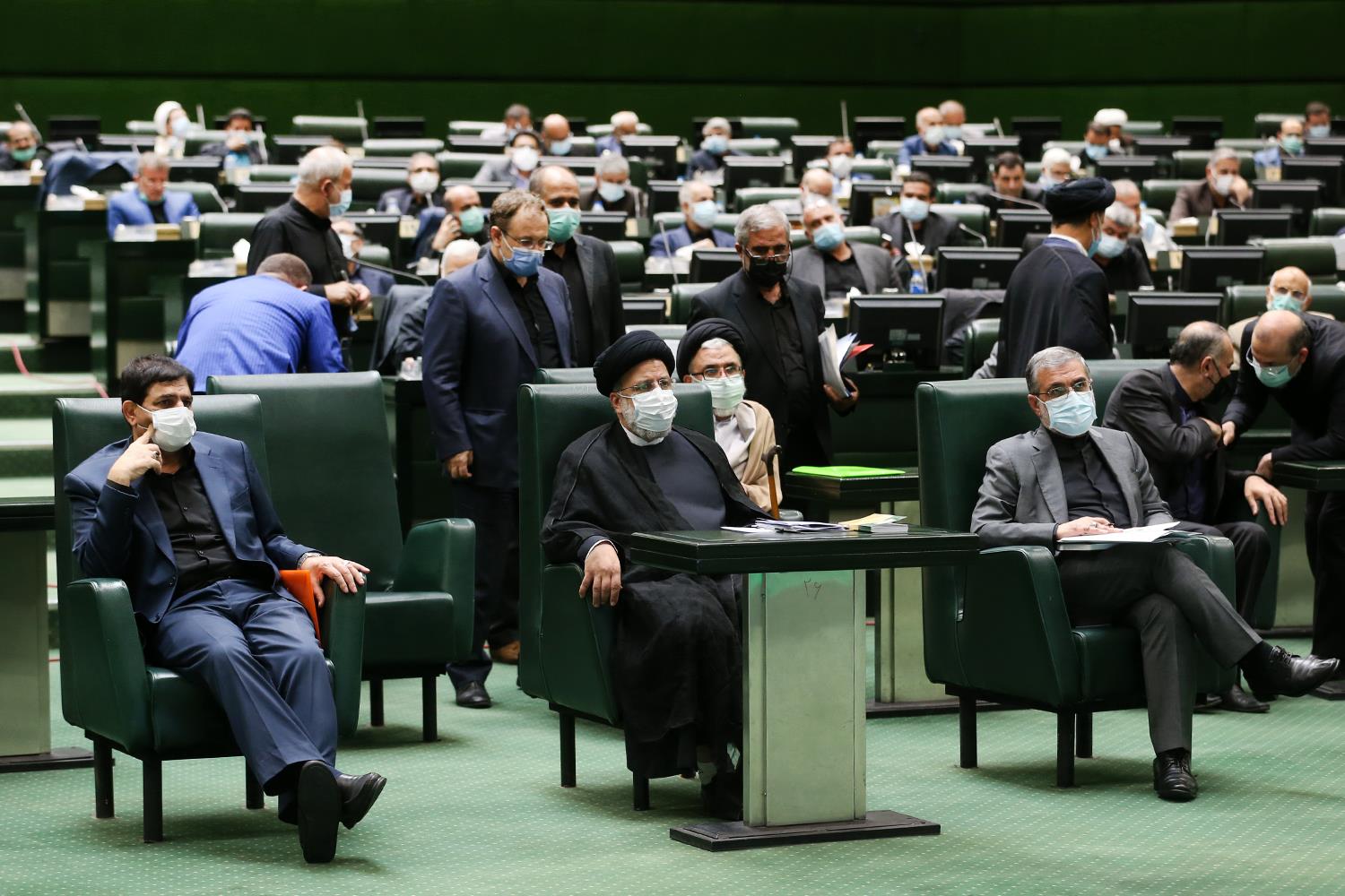 حاشیه های روز اول حضور رئیس جمهور و وزرای پیشنهادی در مجلس