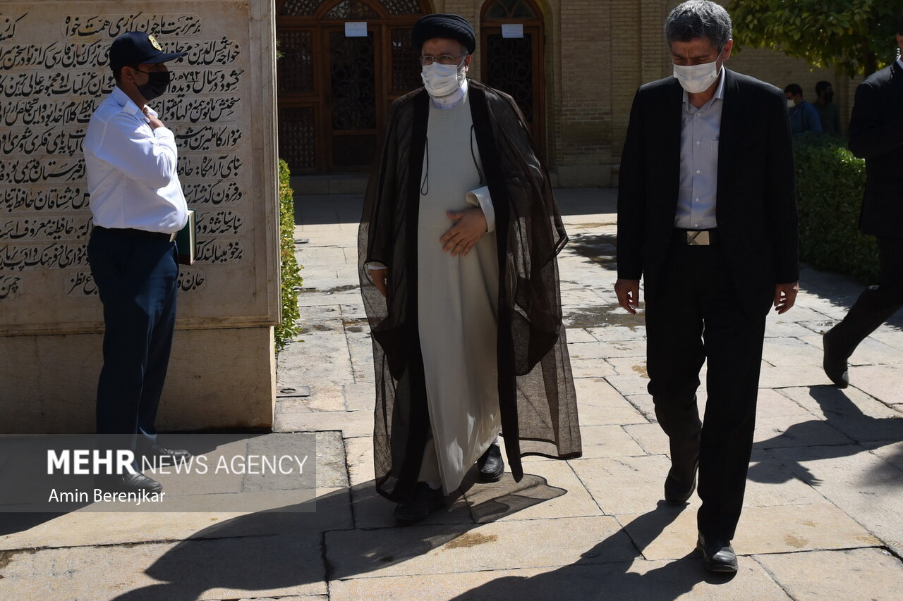 رئیسی در آرامگاه حافظ شیرازی