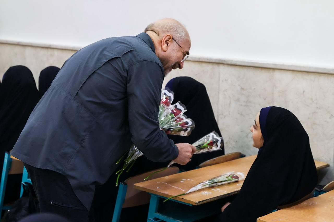 قالیباف در مدرسه دخترانه فاطمیون تهران