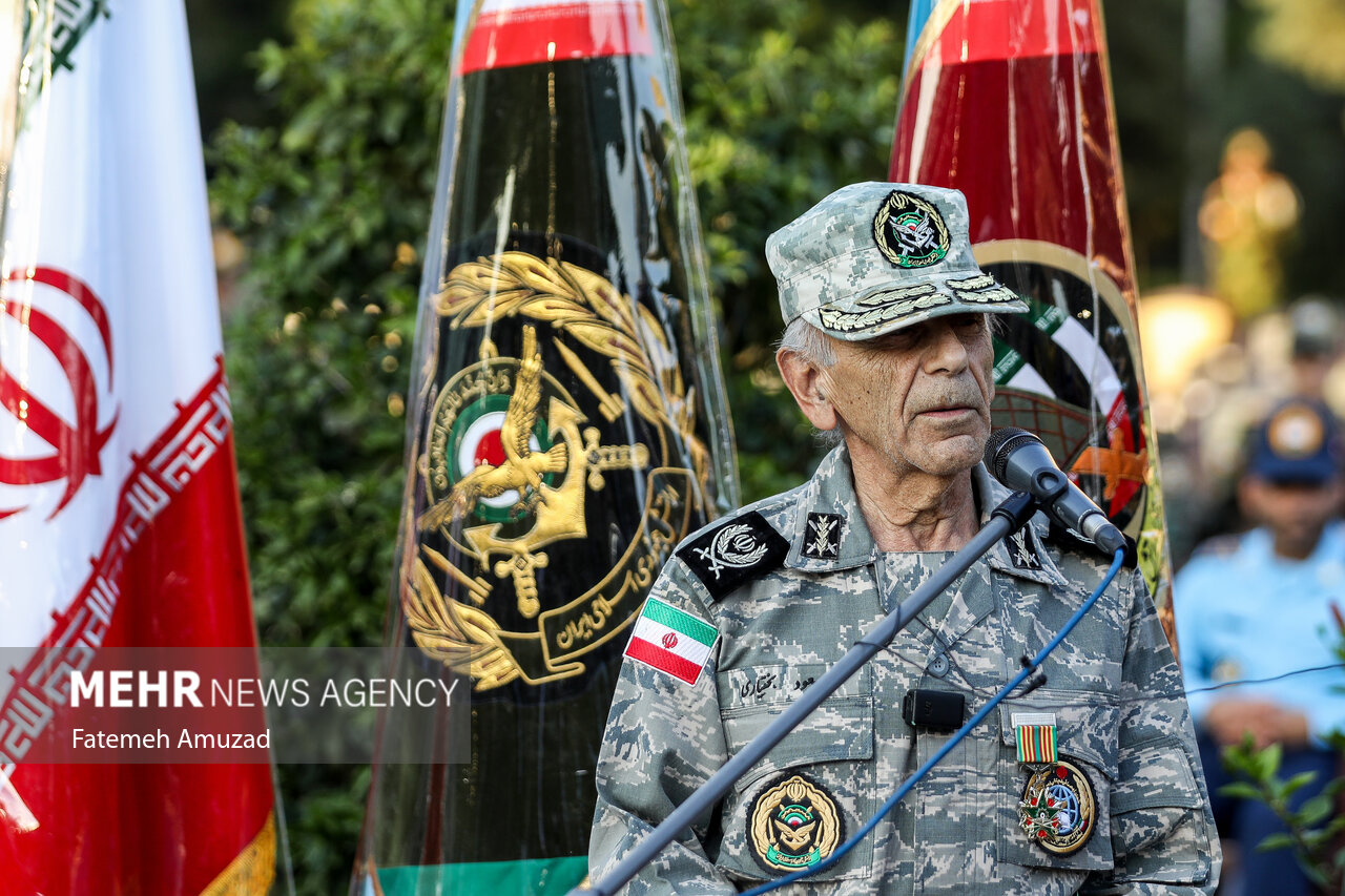 سالروز اهدای پرچم و نشان توسط فرماندهی معظم کل قوا به ارتش