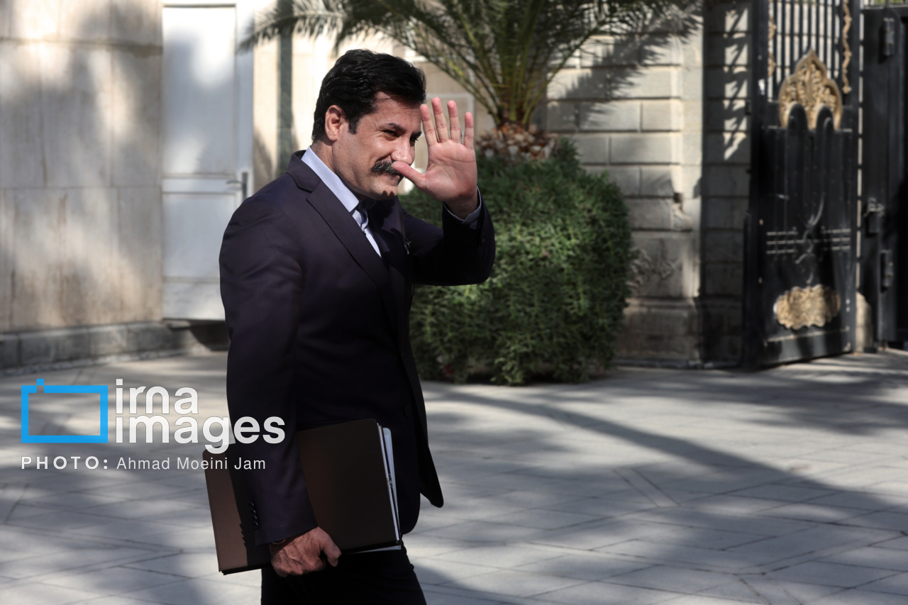 اعضای هیأت دولت در جمع خبرنگاران