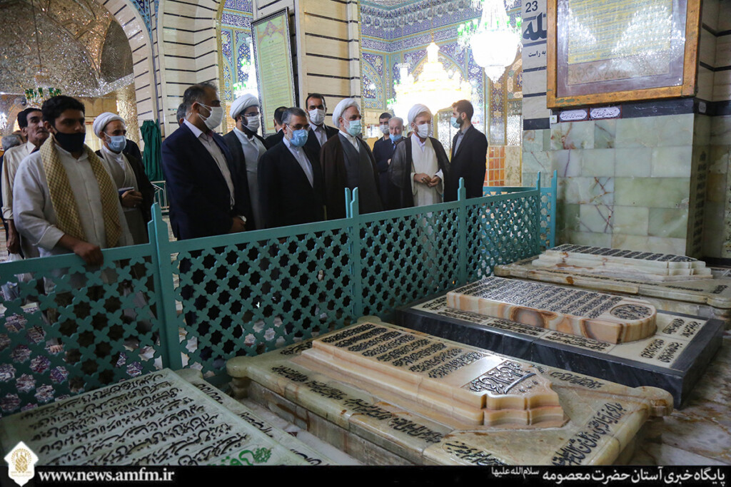 حضور اژه ای بر مزار آیت الله بهجت و علمای عظام