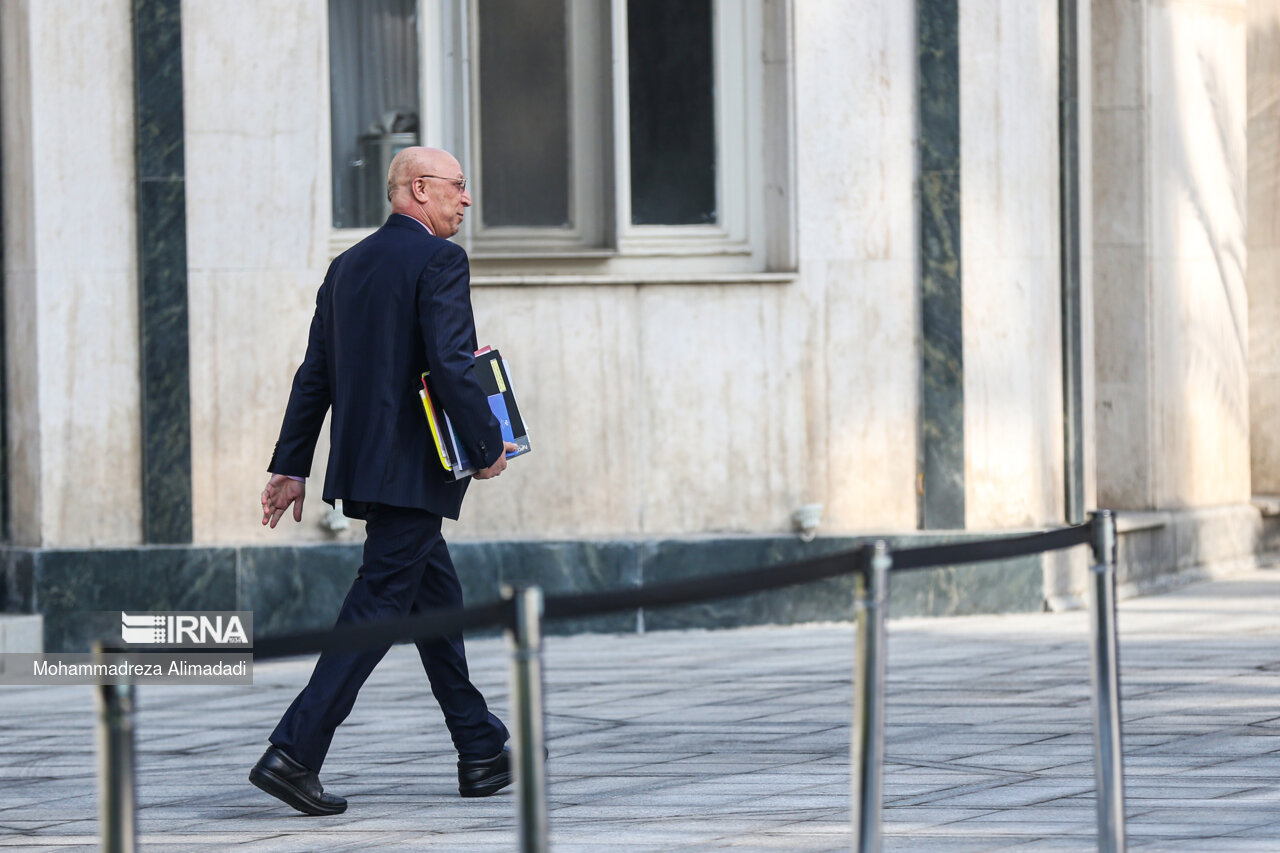 ‌‌اعضای هیأت دولت در جمع خبرنگاران