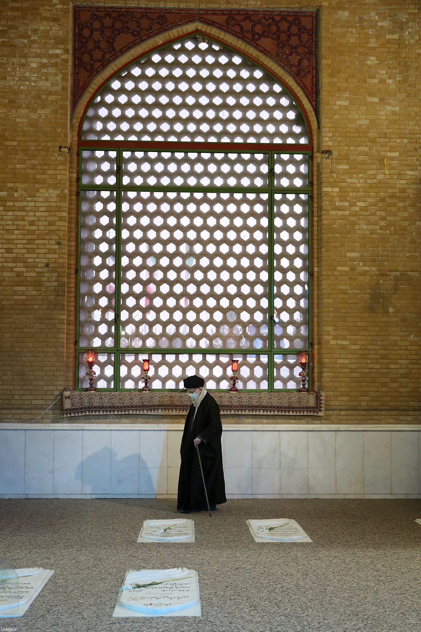  رهبر انقلاب در مرقد مطهر امام راحل و گلزار شهدای بهشت زهرا