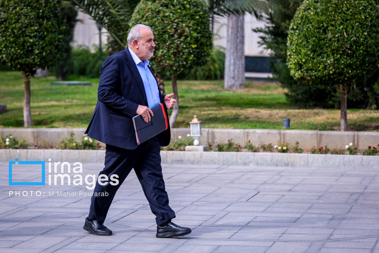 اعضای هیأت دولت در جمع خبرنگاران