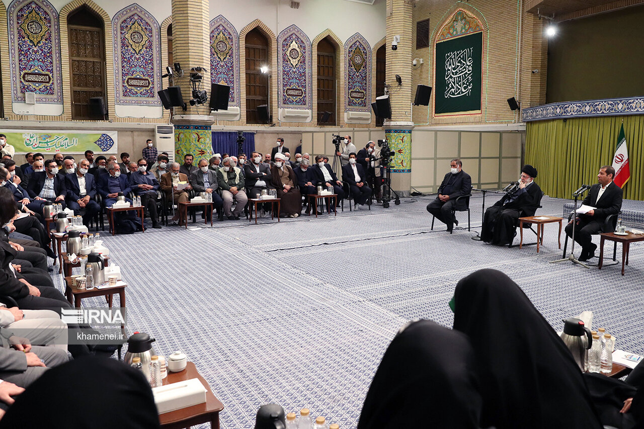  دیدار جمعی از شاعران با رهبر انقلاب