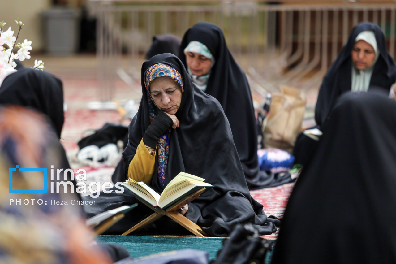 جزء خوانی قرآن کریم در حرم مطهر شاهچراغ (ع)